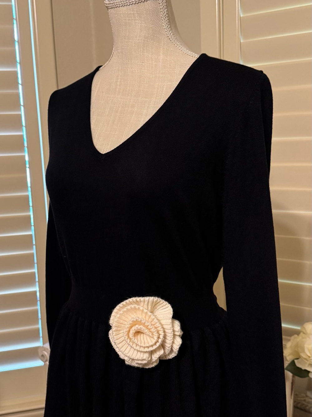New York & Company Black Long-Sleeve V-Neck Peplum Sweater with Cream Flower - Picture 4 of 8